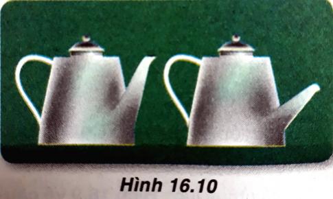 Trong hai ấm vẽ ở hình 16.10, ấm nào đựng được nhiều nước hơn?