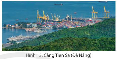 Quan sát hình 12, hình 13 và đọc thông tin, em hãy kể tên một số cảng biển ở vùng Duyên hải miền Trung