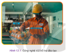 Quan sát Hình 13.1 và cho biết: Người công nhân đang làm gì và thao tác trên mô hình thật hay ảo? Cách làm như trong hình có tác dụng gì?