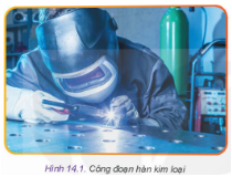 Hãy quan sát Hình 14.1 và thực hiện các yêu cầu sau: Liệt kê những trang bị phục vụ an toàn cho người lao động. Vì sao người công nhân phải trang bị những đồ bảo hộ đó? Có yếu tố gì gây ảnh hưởng tới môi trường hay không?