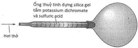 Phản ứng oxi hóa ethanol trước đây được dùng để kiểm tra nồng độ cồn của người điều khiển phương tiện giao thông: hơi thở của tài xế được thổi vào ống thuỷ tinh chứa hỗn hợp K2Cr2O7 và H2SO4 được tẩm trên các hạt silicagel (có màu đỏ cam). Nếu tài xế có sử dụng rượu bia, ống sẽ chuyển sang màu xanh lá cây của ion Cr3+, khoảng chuyển màu cho biết nồng độ cồn tương đối trong hơi thở. Hãy giải thích và viết phương trình phản ứng xảy ra, biết rằng ethanol bị oxi hoá thành acetic acid.