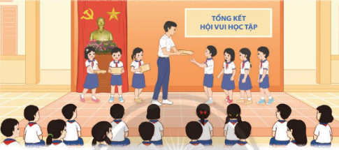 Nghe báo cáo thành tích của các lớp trong tháng tri ân thầy cô giáo.