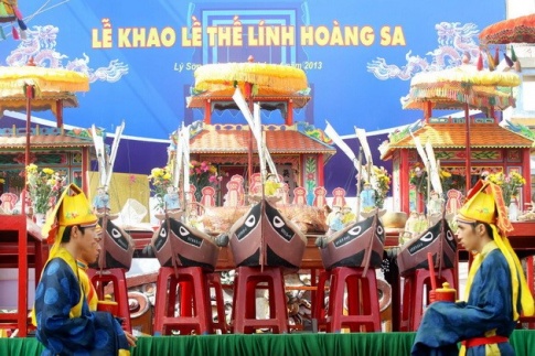 Câu 3: Giới thiệu về Lễ Khao lề thế lính trên đảo Lý Sơn. Theo em, việc duy trì tổ chức Lễ khao lề thế lính trên đảo Lý Sơn ngày nay có ý nghĩa gì?