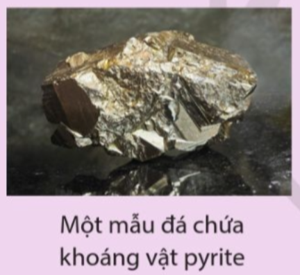 Hoàn thành phương trình hóa học phản ứng đốt cháy FeS2 trong khoáng vật pyrite:  FeS2 + O2 → Fe2O3 + (A)