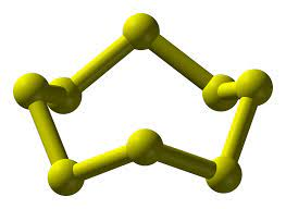 Phân tử sulfur gồm 8 nguyên tử (S8) có dạng vòng khép kín.