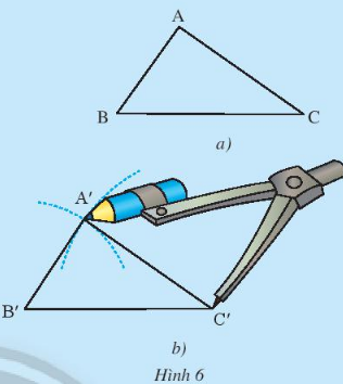 1. Hai tam giác bằng nhau HĐKP1: Dùng kéo cắt một tờ giấy thành hình tam giác ABC. Đặt tam giác ABC lên tờ giấy thứ hai. Vẽ và cắt theo các cạnh của tam giác ABC thành tam giác A'B'C'. Hãy so sánh các cạnh và các góc của hai tam giác ABC và A'B'C'.    Trả lời:  AB = A'B'; AC = A'C'; BC = B'C'  $\widehat{A} = \widehat{A'}$  $\widehat{B} = \widehat{B'}$  $\widehat{C} = \widehat{C'}$  Thực hành 1: Quan sát hình 4. Hai tam giác ABC và MNP có bằng nhau không? Hãy chỉ ra các cặp góc và các cặp cạnh tương ứng bằng