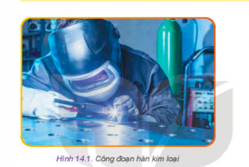 Hãy quan sát Hình 14.1 và thực hiện các yêu cầu sau:  - Liệt kê những trang bị phục vụ an toàn cho người lao động.  - Vì sao người công nhân phải trang bị những đồ bảo hộ đó?  - Có yếu tố gì gây ảnh hưởng tới môi trường hay không?