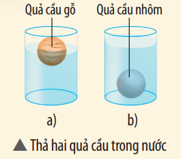 Hai quả cầu có thể tích bằng nhau, làm bằng gỗ và nhôm được thả vào nước. Giải thích vì sao quả cầu nhôm thì bị chìm, quả cầu gỗ lại nổi trong nước.