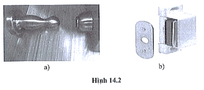 Hình 14.2a là dụng cụ giữ cánh cửa ra vào (để giữ cánh cửa khi mở ra thì không bị gió thổi làm cửa đóng lại), hình 14.2b là dụng cụ giữ cánh cửa tủ (để khi khép cánh tủ lại, cánh tủ không bị bật ra). Chúng đều có hai bộ phận rời nhau. Theo em, hai bộ phận này được làm từ vật liệu gì? Đưa ra các cách kiểm tra xem dự đoán của em đúng hay sai. Trao đổi với các bạn trong nhóm xem cách kiểm tra nào đơn giản hơn.