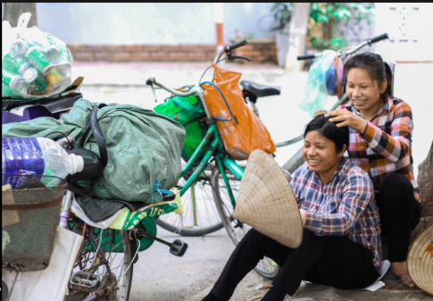 Chia sẻ những bức ảnh về người yêu lao động mà em đã sưu tầm và những điều học được từ họ 