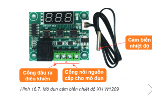  Quan sát hình 16.7 và giải thích các chi tiết có trong cổng đầu ra điều khiển và cổng nối nguồn cấp cho mô đun. Nêu tác dụng của màn hình hiển thị và các nút cài đặt.