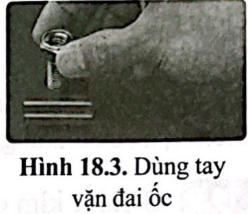 Để gắn đai ốc vào bu lông, lúc đầu người thợ có thể vặn bằng tay (hình 18.3). Sau đó để siết chặt ốc, người thợ phải dùng một chiếc cờ-lê. Hãy giải thích cách làm này của người thợ.