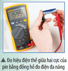 Tìm hiểu cách sử dụng đồng hồ đo điện đa năng để đo hiệu điện thế giữa hai cực của pin.